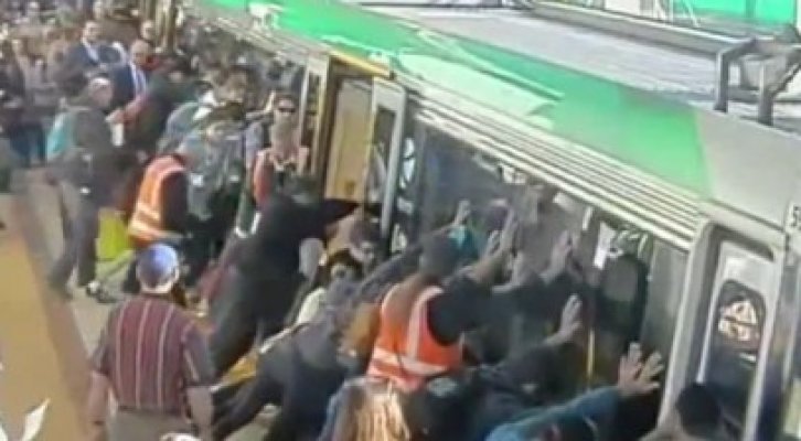 Impresionant! Zeci de călători au împins un tren, pentru a salva un bărbat prins între vagon şi peron